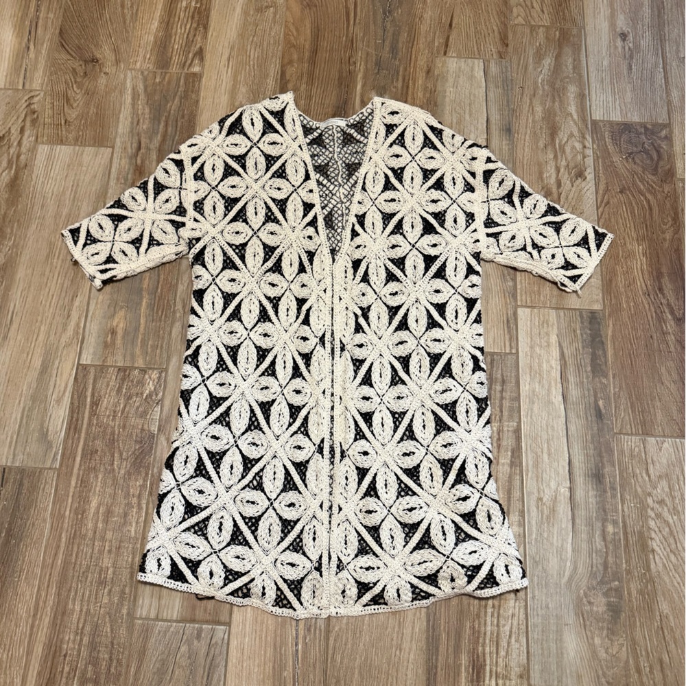 Veveret Geometric Open Front Three-Quarter Sleeve Cardigan - Picture 2 of 5